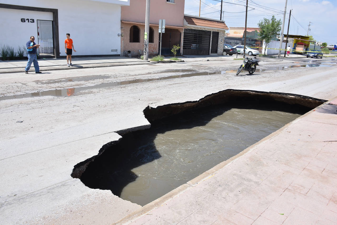 Son tres. En la avenida Juárez, en Ciudad Nazas, se formaron estos hoyancos por donde estuvieron pasando las aguas  negras del drenaje sanitario. Vecinos se quejaron de las aguas negras. (FERNANDO COMPEÁN)