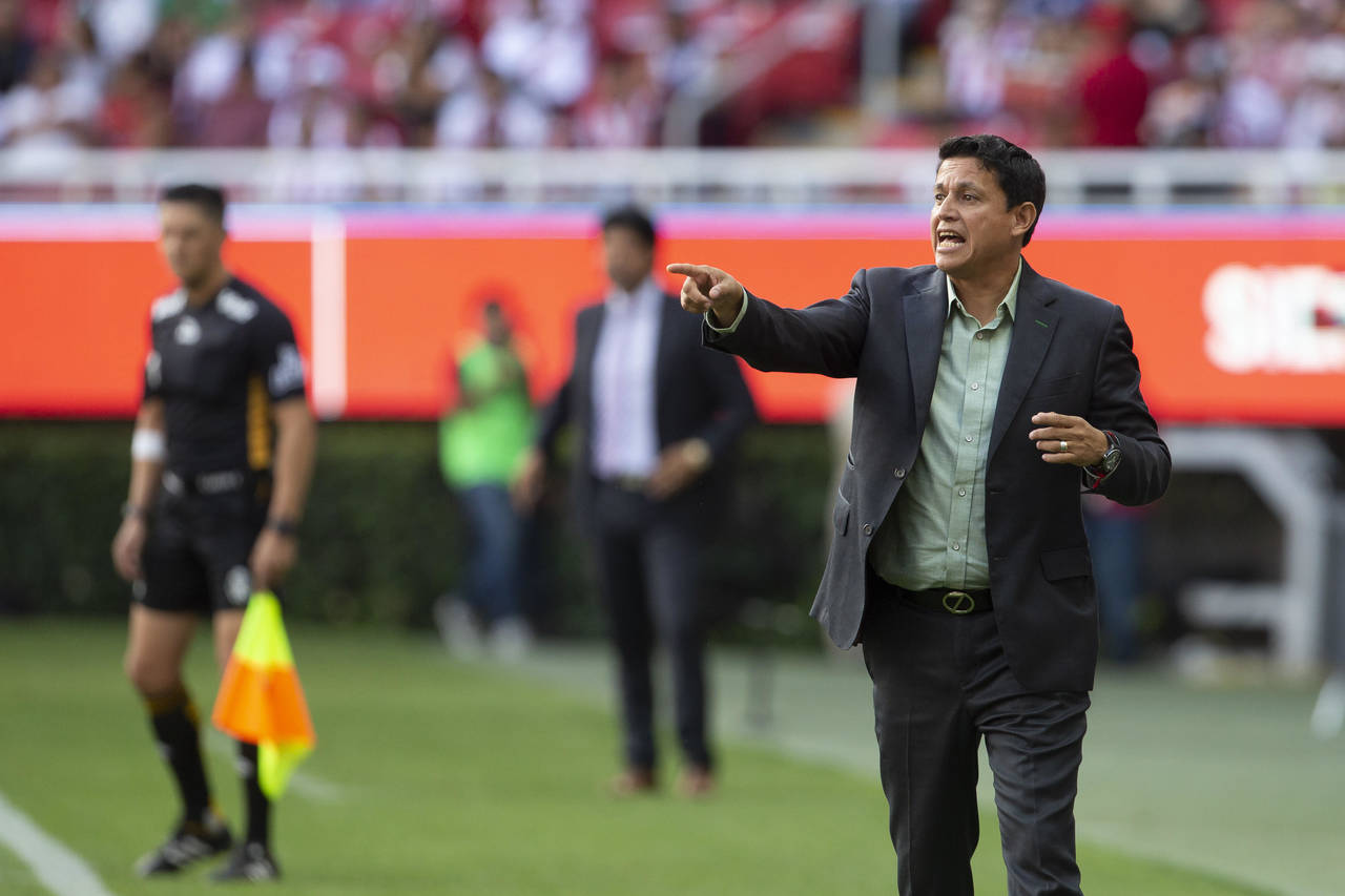 Salvador Reyes, entrenador de Santos, da indicaciones a sus jugadores, durante el partido de ayer. (EFE)