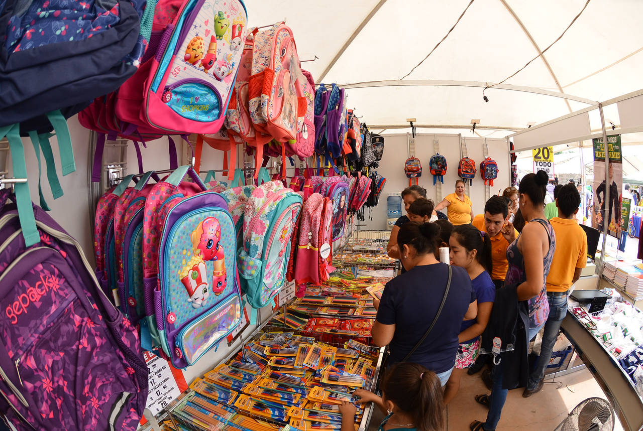 Pesado.  Las familias mexicanas deberán desembolsar en la compra de útiles escolares desde 286 pesos hasta 3,400 pesos. (ARCHIVO)