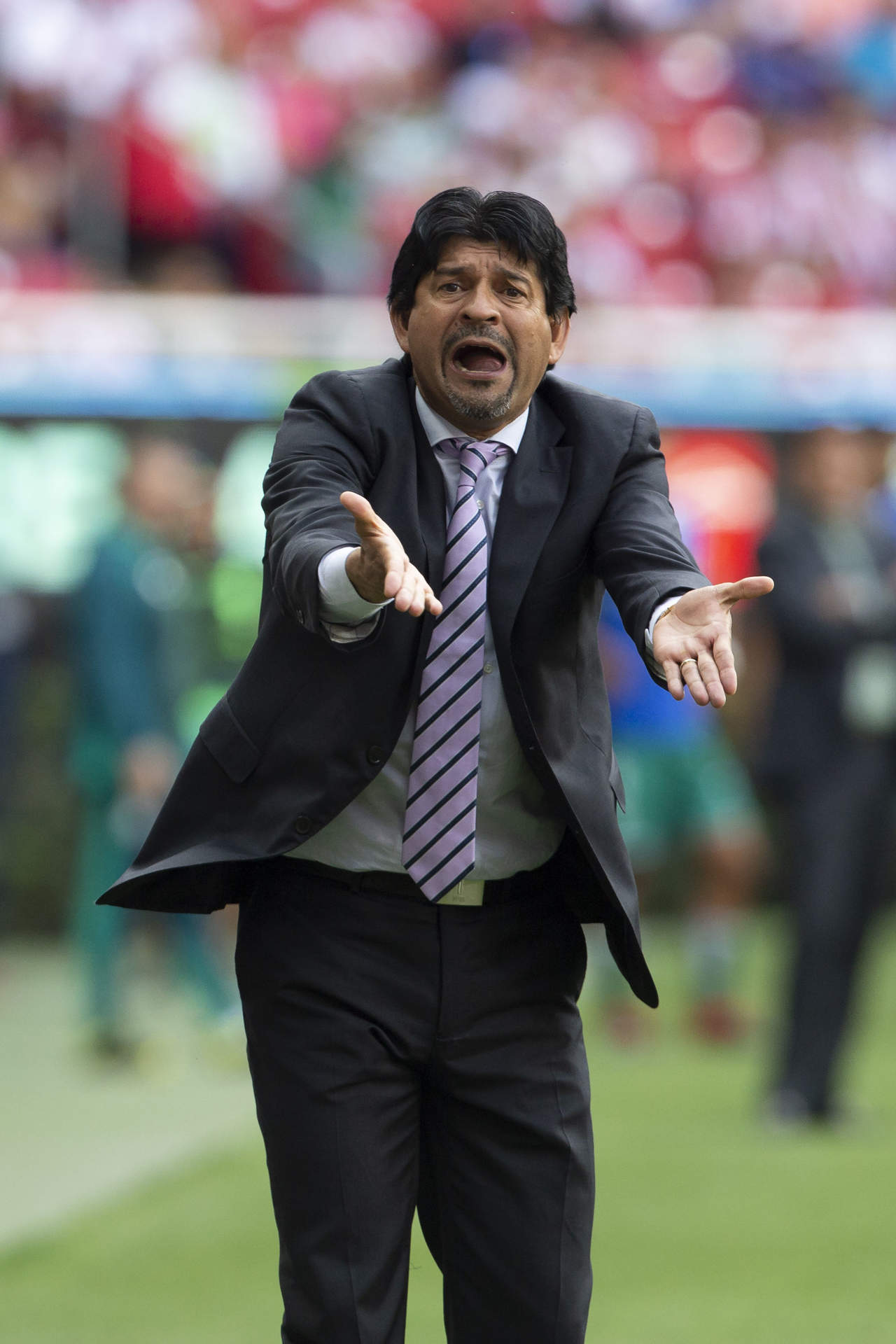 El entrenador de Chivas, José Cardozo, reacciona durante el partido ante Santos de la cuarta jornada del Apertura 2018. (EFE)

