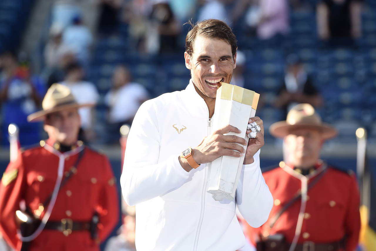 El español Rafael Nadal se impuso 6-2, 7-6 al griego Stefanos Tsitsipas para coronarse en el Masters 1000 de Toronto. (AP)