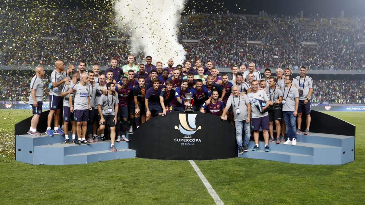 La plantilla completa del FC Barcelona festeja la obtención del primer título de la temporada. (Especial)