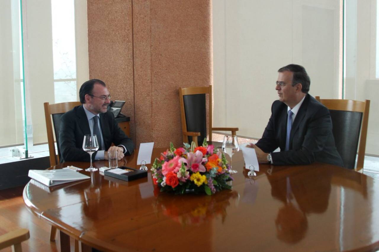 Encuentro. El secretario de Relaciones Exteriores, Luis Videgaray, se reunió con el próximo canciller, Marcelo Ebrard. (TWITTER)