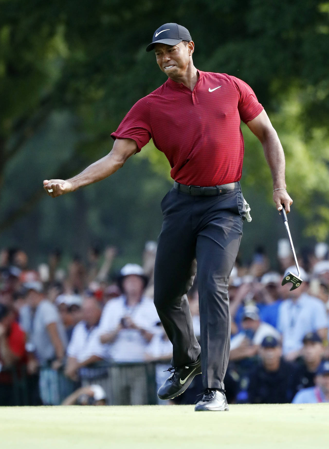 Tiger Woods celebra luego de hacer un birdie en el hoy 18 del PGA Championship. (AP)