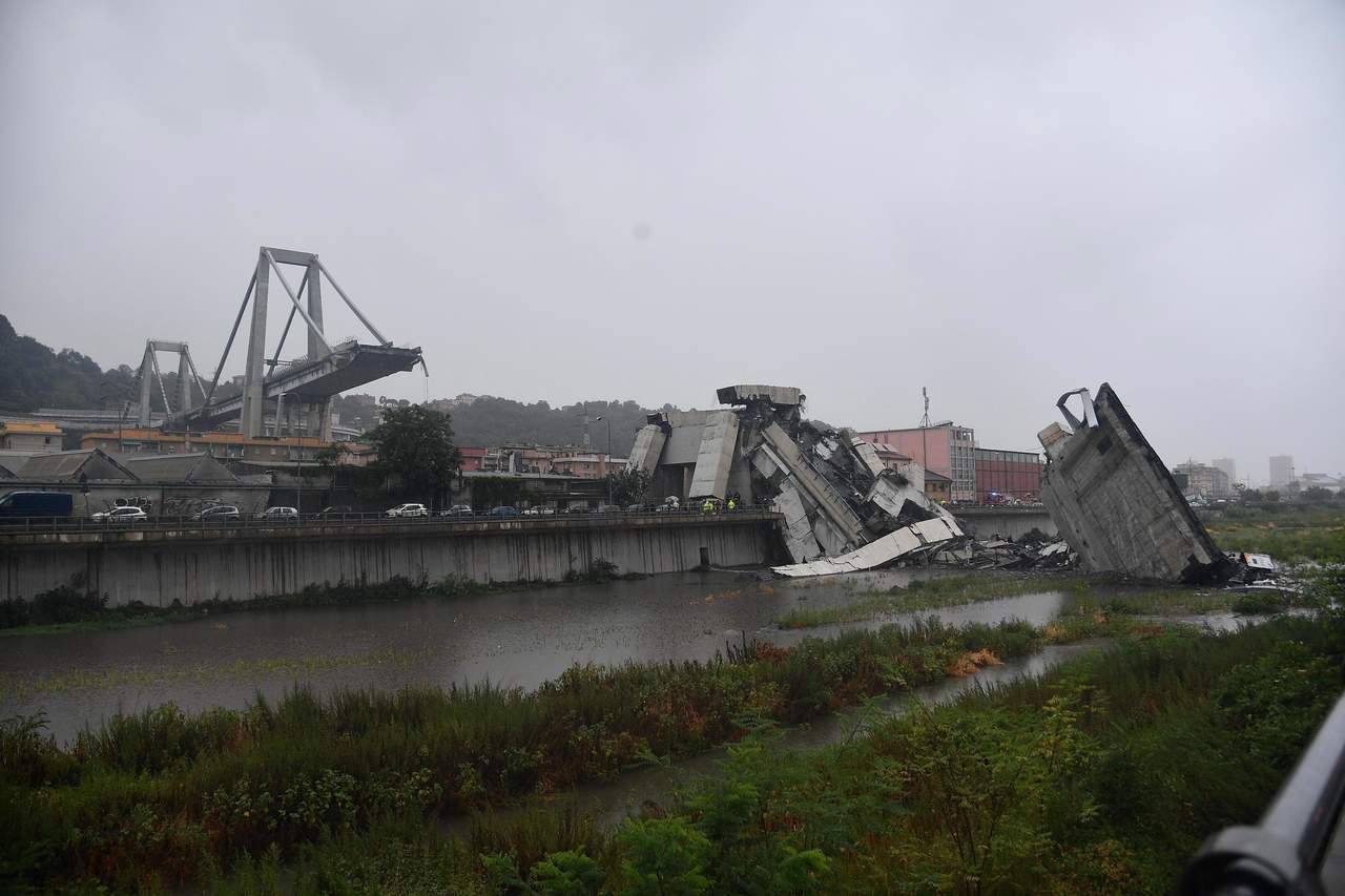 El tramo de casi 100 metros del puente Morandi que cayó habría dejado también al menos dos personas sobrevivientes que son atendidos por equipos médicos en el lugar, mientras se hace el recuento de los daños. (EFE) 
