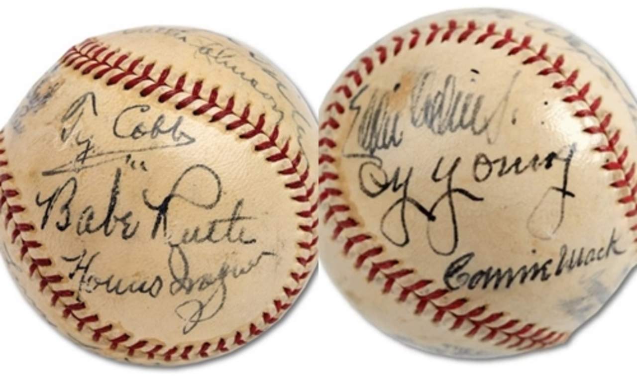 En la fotografía izquierda se observan las firmas de Eddie Collins, Cy Young y Connie Mack, mientras en la imagen de la derecha están los autógrafos de Ty Cobb, Babe Ruth y Honus Wagner. (Especial)