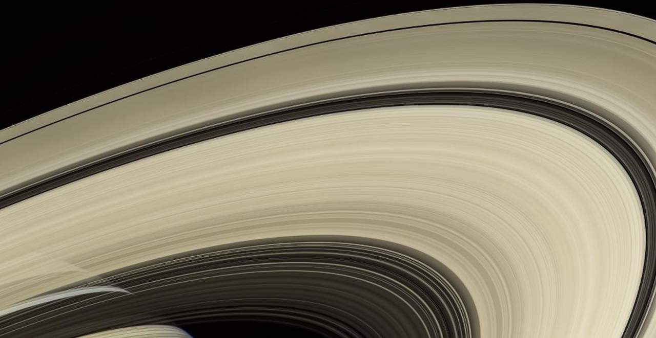 La fotografía, tomada por la sonda espacial Cassini, muestra el sistema de anillos que se extiende hasta 282 mil kilómetros desde el planeta. (NASA)