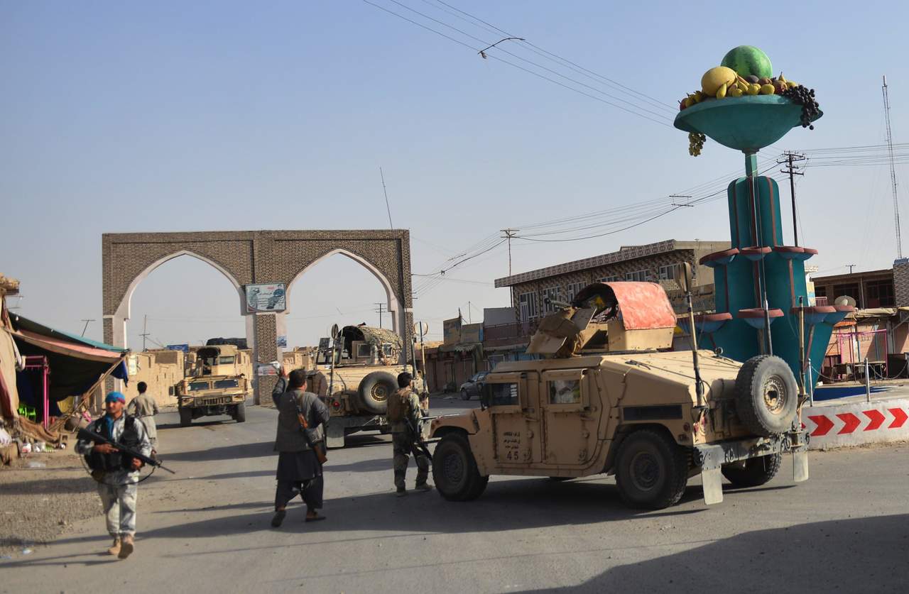 Las fuerzas de seguridad afganas, con el apoyo aéreo estadounidense, están despejando toda la ciudad y empujando a los insurgentes hasta las afueras de la urbe. (EFE)