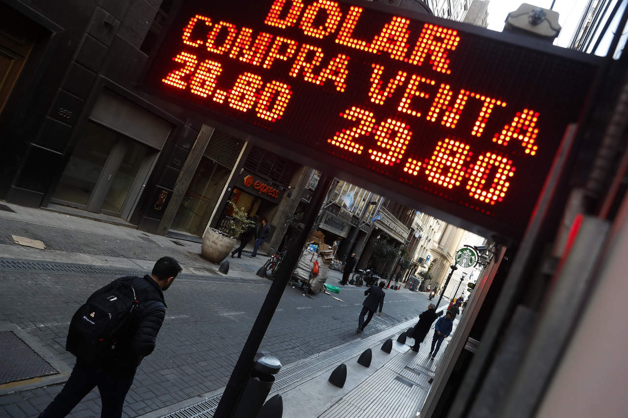 La agencia de calificación Moody's afirmó hoy que la decisión del Banco Central de Argentina (BCRA) de aumentar la tasa de política monetaria del 40 al 45 % 'respaldará' al peso por su fuerte caída ante el dólar, pero 'probablemente' retrasará la 'recuperación' económica. (EFE)