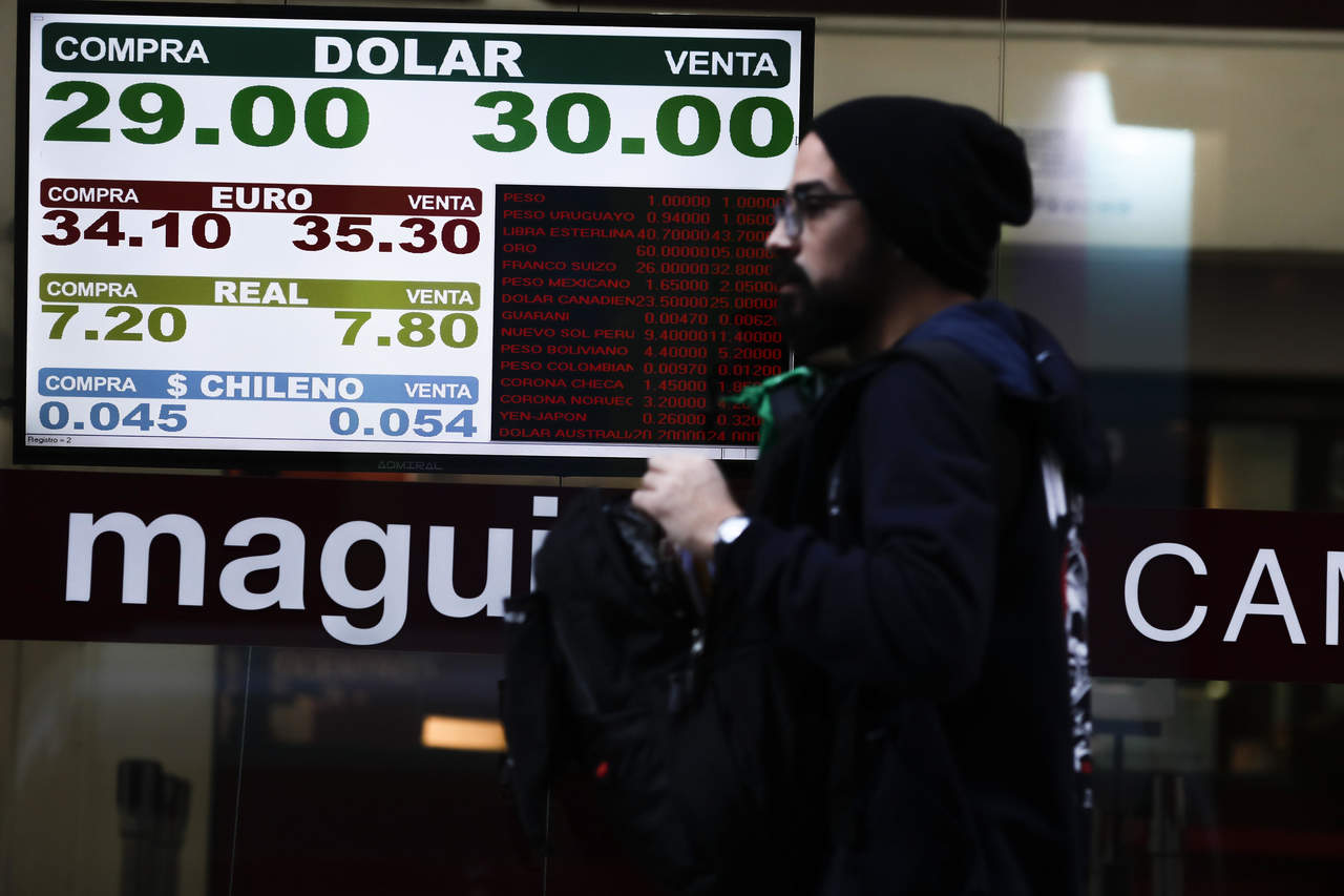 El gobierno argentino anunció hoy una serie de medidas urgentes para tratar de impedir una mayor crisis económica, que ya padece el país sudamericano desde hace meses, y que ya incluye recesión y altas tasas de inflación. (EFE)