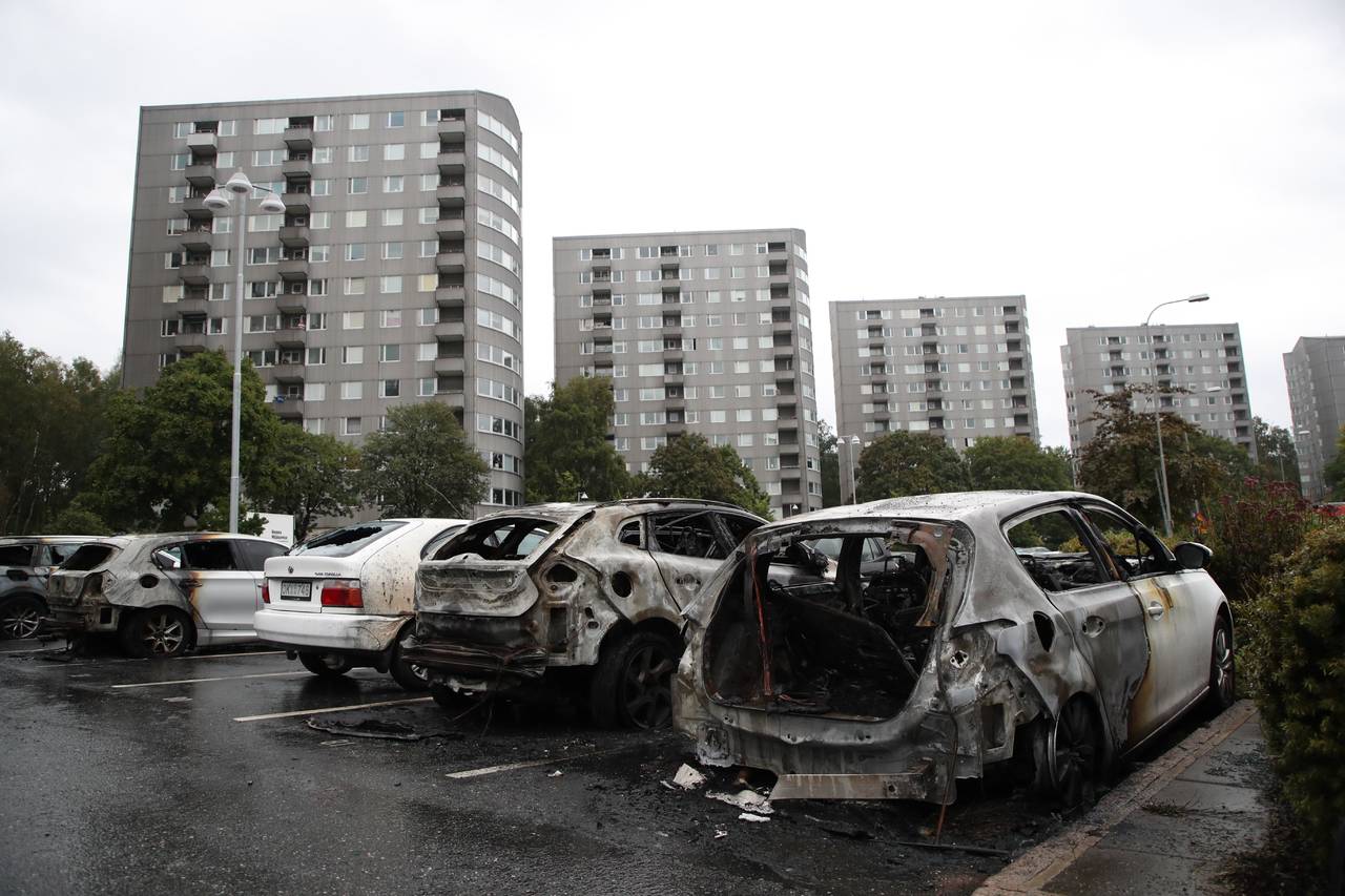 Episodio organizado. En distintas ciudades de Suecia se registraron actos de vandalismo contra automóviles. (EFE)