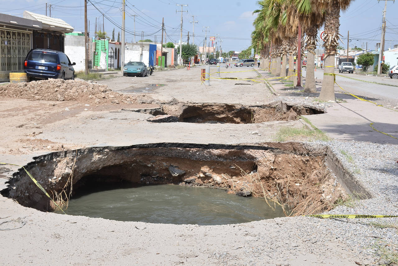 Los olores. Decenas de familias que viven en la calle de las Campanas o prolongación Juárez en Ciudad Nazas se encuentran así desde el pasado fin de semana como resultado de las lluvias. (FERNANDO COMPEÁN)