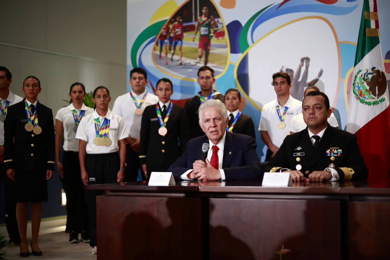El presidente del Comité Olímpico Mexicano, Carlos Padilla (c), y el jefe de la Unidad de Historia y Cultura Naval de la Secretaría de Marina, Erick Rigel Márquez (d), durante el reconocimiento a los atletas. Marina reconoce a medallistas de JCC