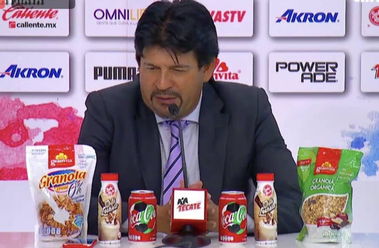 José Saturnino Cardozo apareció en medio de muchos productos de varias marcas para dar una rueda de prensa después del partido del domingo pasado entre Santos y Chivas.