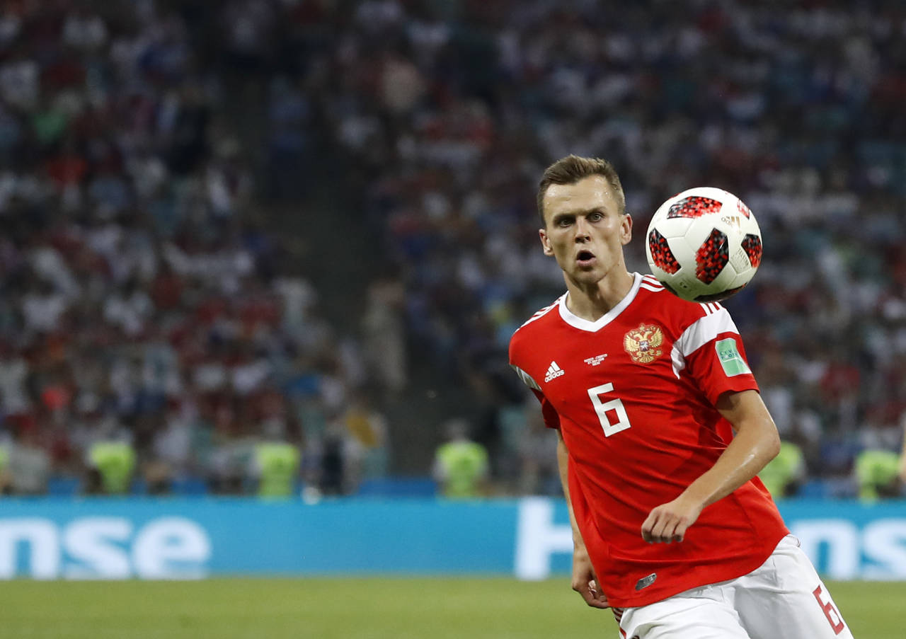 Denis Cheryshev persigue un balón durante el partido de cuartos de final de la Copa Mundial entre Rusia y Croacia en Sochi. (AP)
