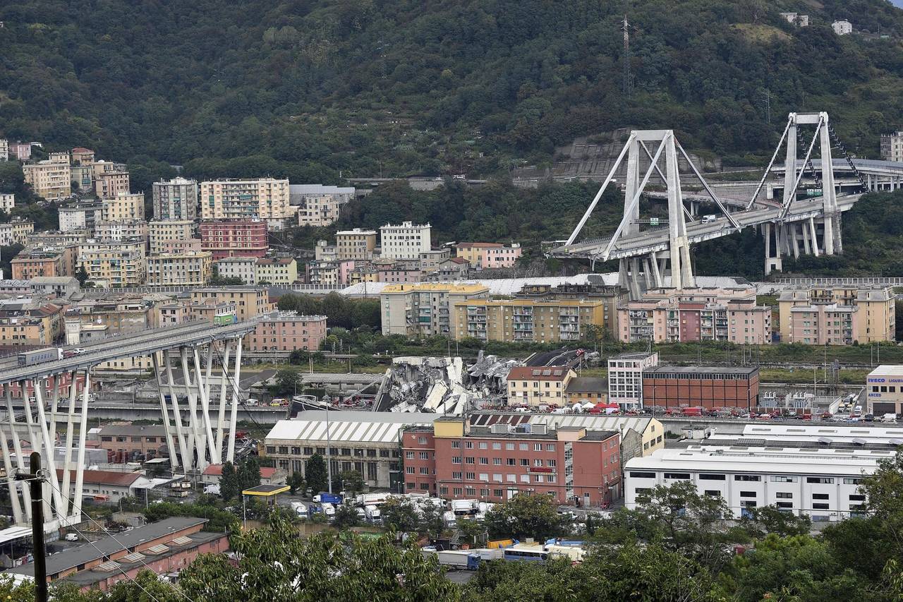 Trágico. Un tramo de 100 metros del puente Morandi en Génova, Italia, cayó por causas aún desconocidas. (EFE)