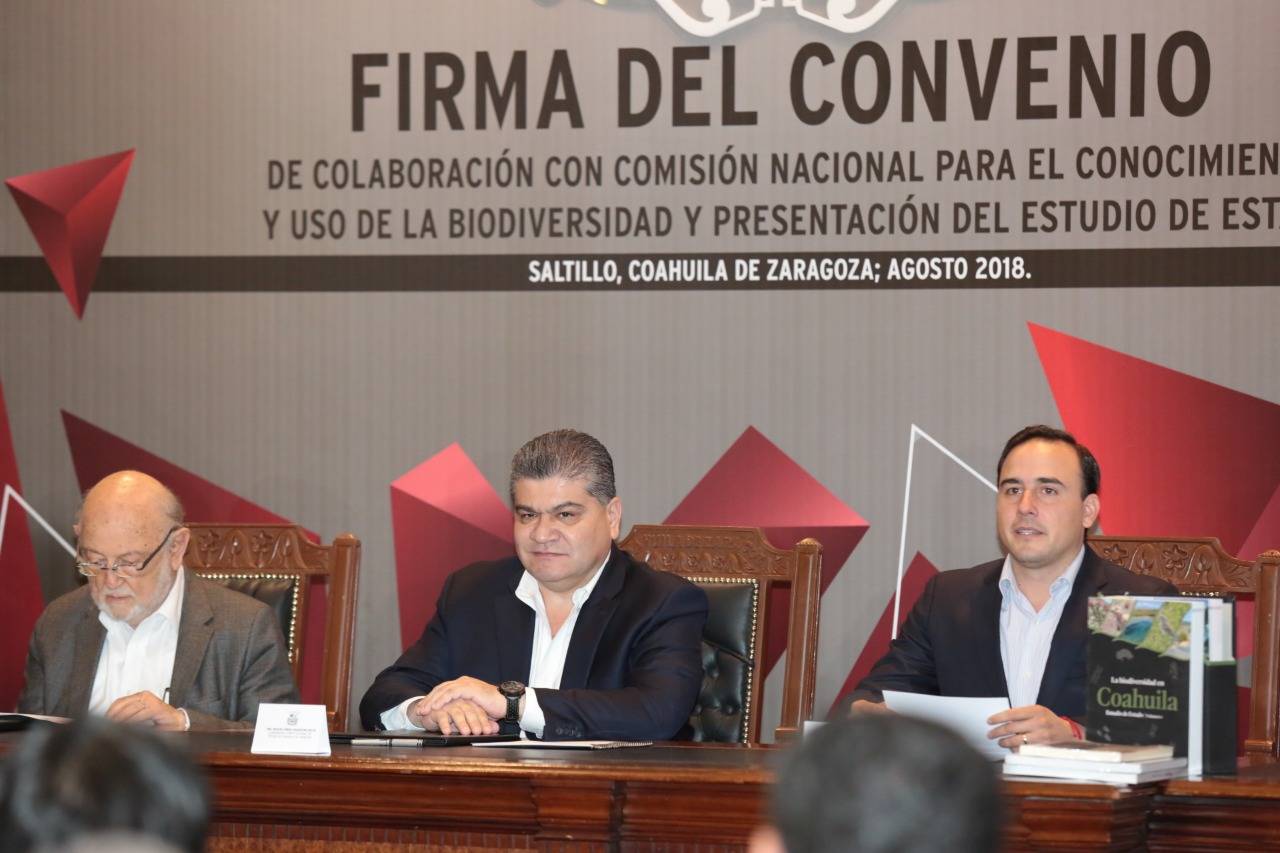 Cumplimiento. El gobernador Miguel Ángel Riquelme Solís, firmó el acuerdo de colaboración.