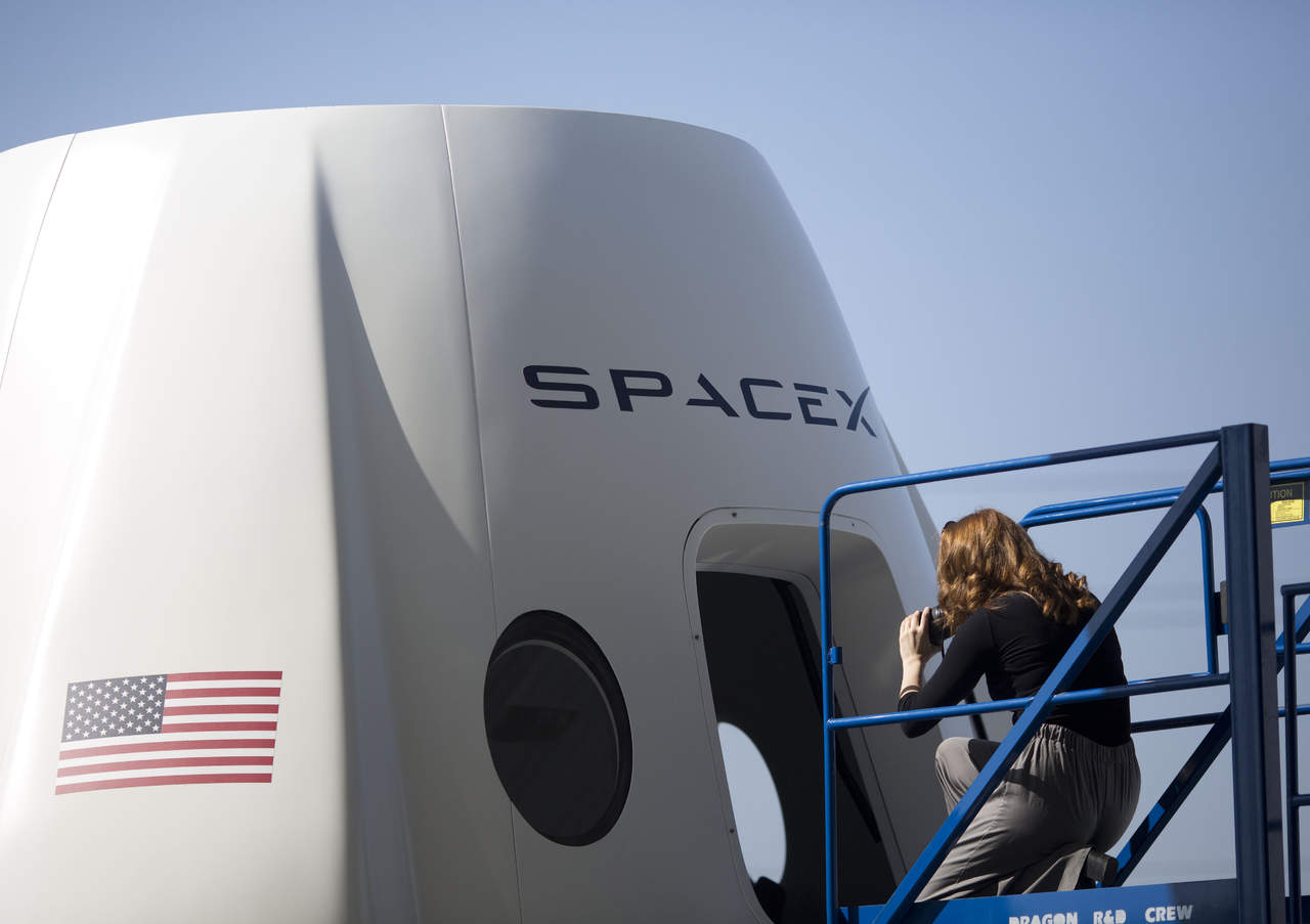 Exterior de una cápsula espacial que en un futuro llevará astronautas de la empresa SpaceX. (EFE)