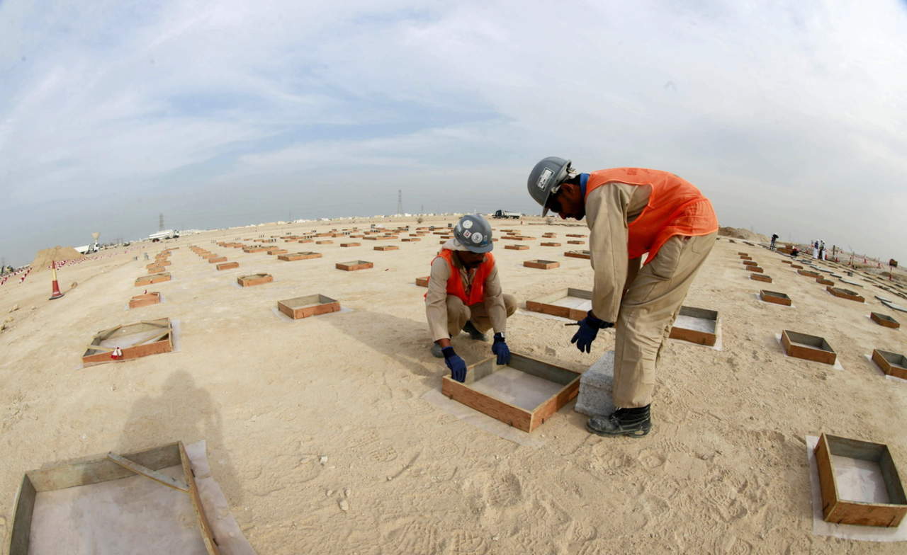 Dos de los 79 trabajadores que participan en la construcción del estadio Al Wakrah, sede en el Mudial de Catar. (EFE)