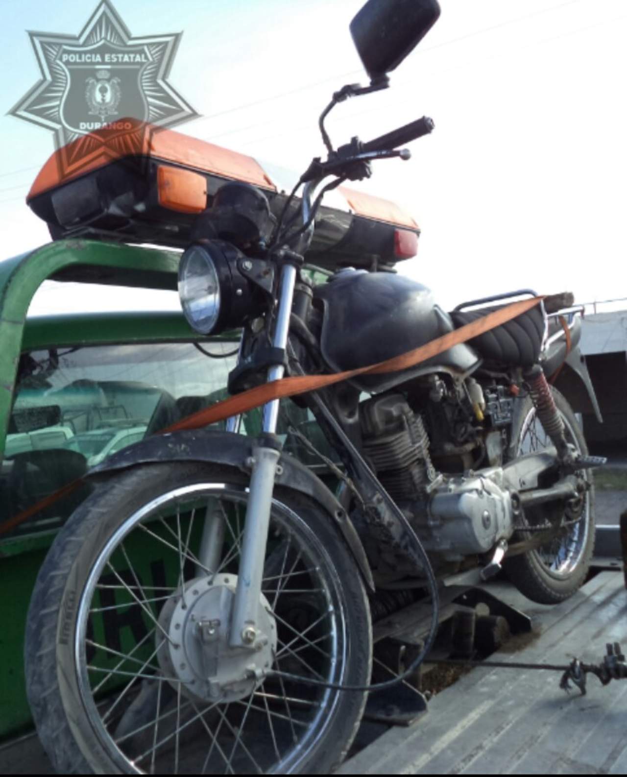 La moto resultó con reporte de robo el día 10 de agosto del 2013 en el estado de Durango. (ESPECIAL) 