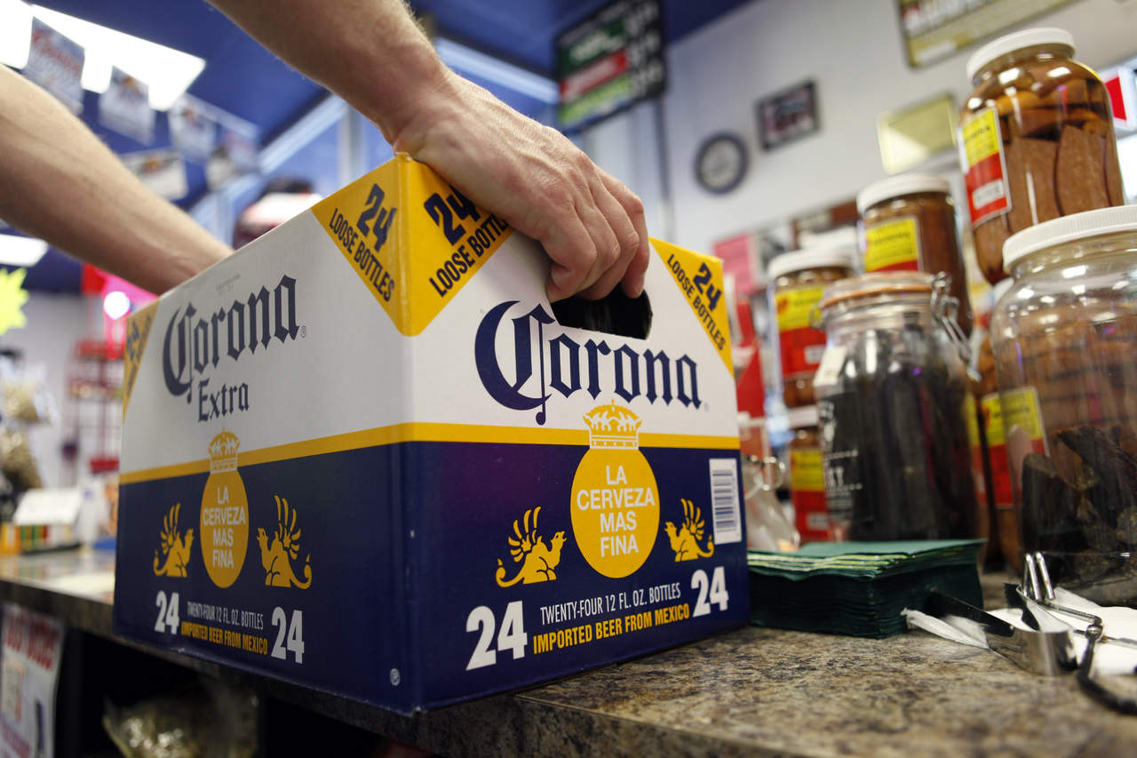 Constellation Brands, el grupo que fabrica la cerveza Corona, anunció hoy una inversión de 4,000 millones de dólares en la empresa canadiense de marihuana Canopy Growth, en una gran apuesta por el cannabis y el potencial mercado de bebidas que incluyan ese producto. (AP)