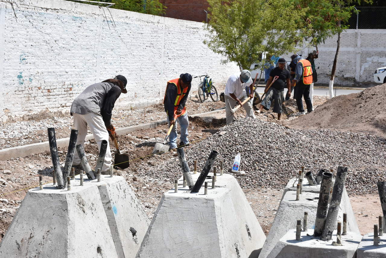 El arranque de las obras se llevó a cabo por parte de autoridades municipales y el subdelegado de la Sedatu en Durango. (EL SIGLO DE TORREÓN)
