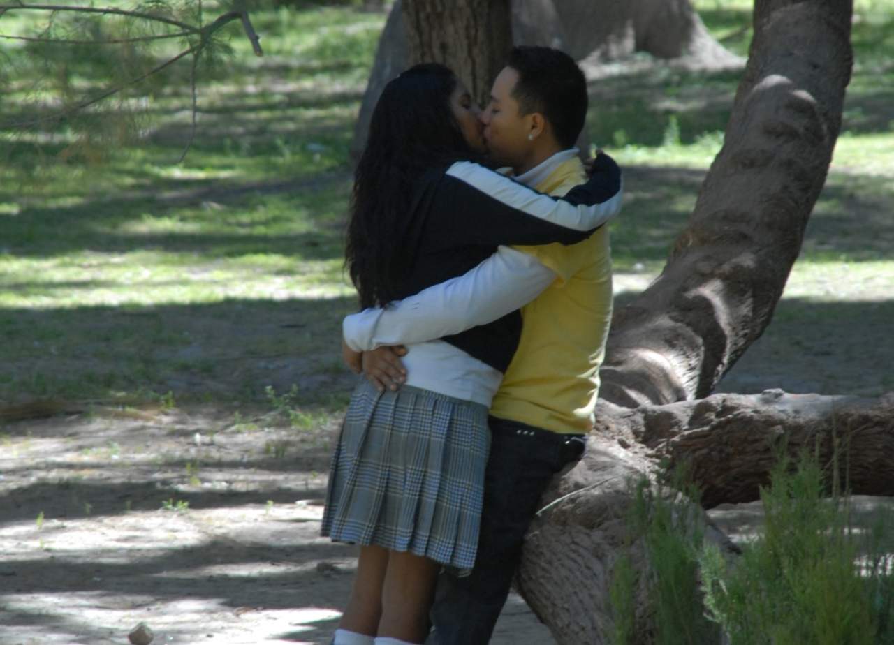 En Guadalajara fue aprobada la propuesta en la que ahora las muestras de amor en vía pública ya no podrán ser motivo de sanción sin denuncia. (ARCHIVO)