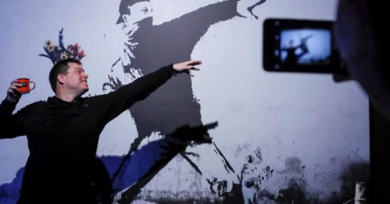 Banksy compartió a través de la red social un mensaje privado por el que se enteró de la muestra en Rusia. 'Eres gracioso. ¿Qué demonios es eso?', respondió el artista a una fotografía donde aparece un promocional de la exhibición. (ESPECIAL)