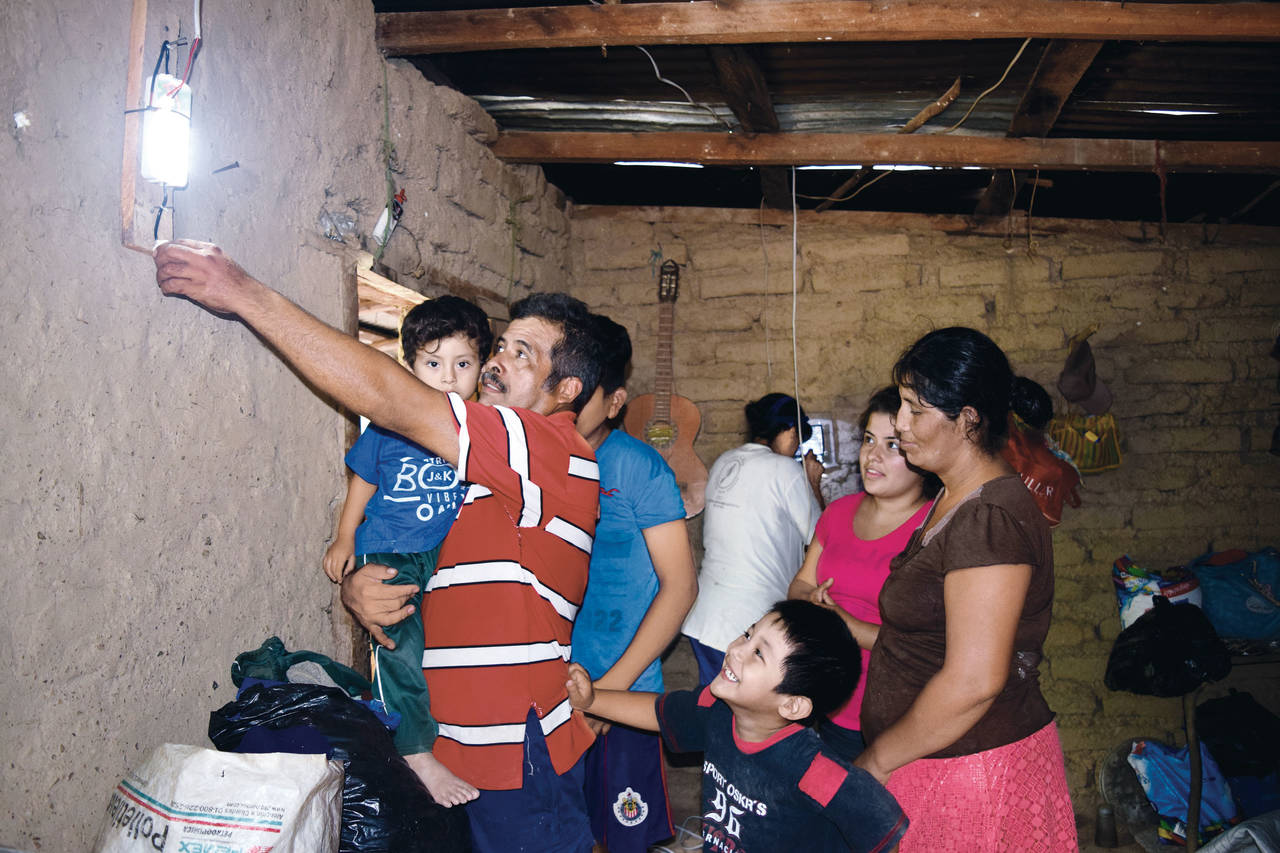Carencia. Tres Marías es una de las casi mil comunidades que no cuentan con el servicio de electricidad del total en Oaxaca. (EL UNIVERSAL)