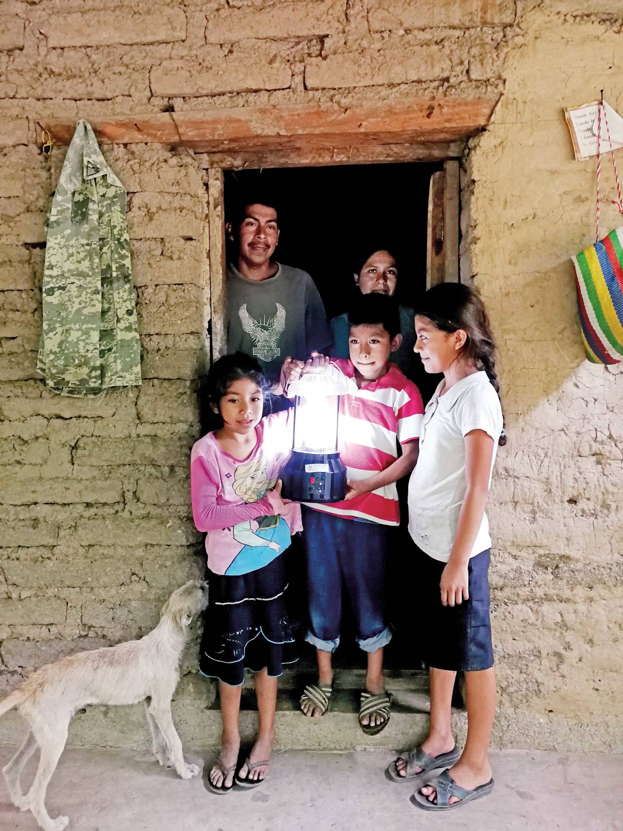 Aprenden. En la India Norma y sus compañeras aprendieron a instalar paneles solares. (EL UNIVERSAL)