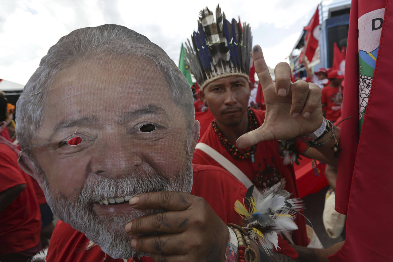 Adelante. Si pudiera ser candidato Lula tendría un 30 % de intención de voto. (AP)