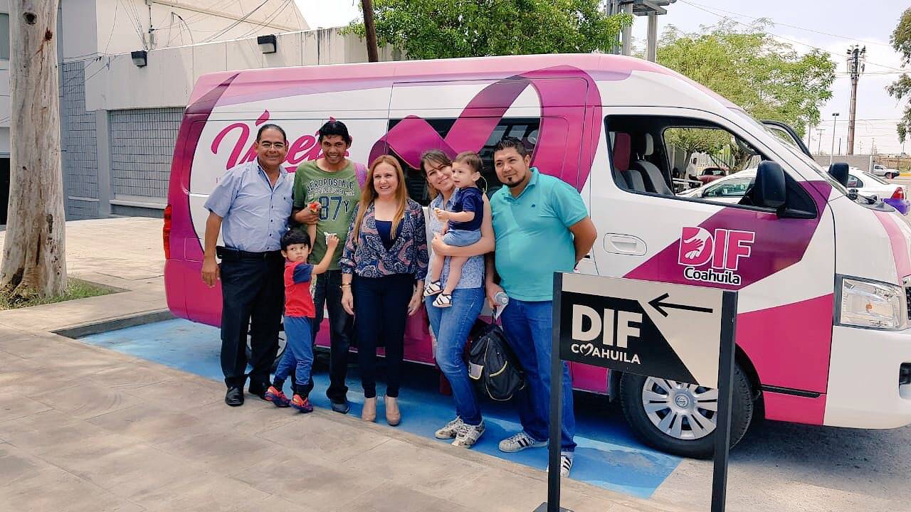 Ayuda. Marcela Gorgón, presidenta honoraria del DIF Coahuila, recibió a dos de los niños y sus padres.
