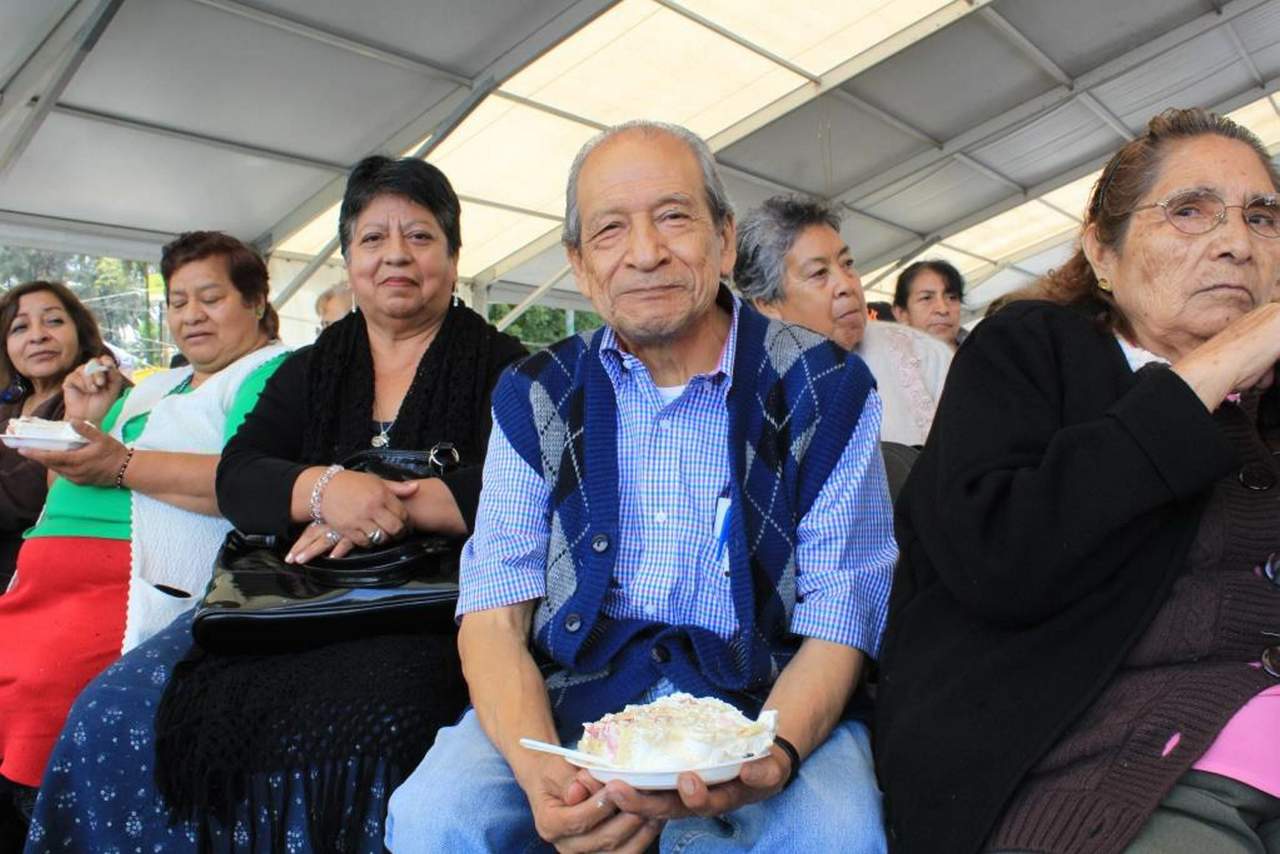 Andrés Manuel López Obrador, presidente electo, anunció que dará mil 300 pesos al mes a los adultos mayores, a partir del 1 de enero de 2019. (ARCHIVO)