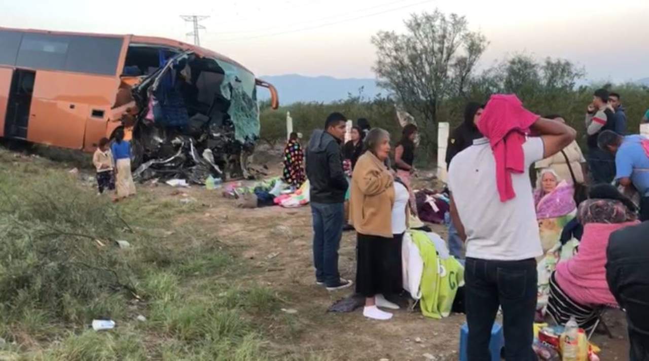 Un fuerte accidente se registró durante la mañana de este jueves en la carretera Zacatecas-Saltillo entre un autobús de pasajeros y un tráiler. (ESPECIAL)