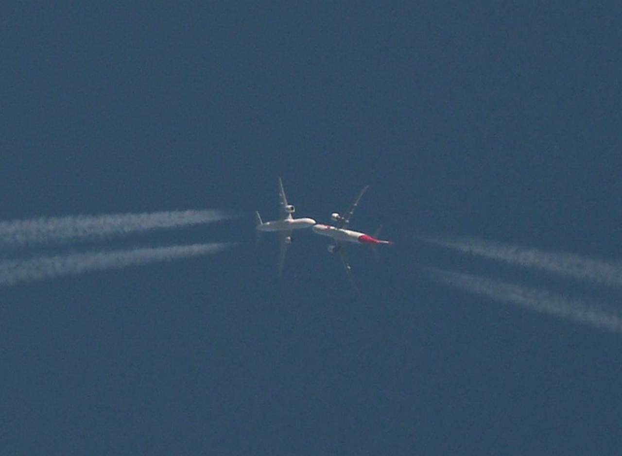 Sorprende fotografía de aviones en el aire