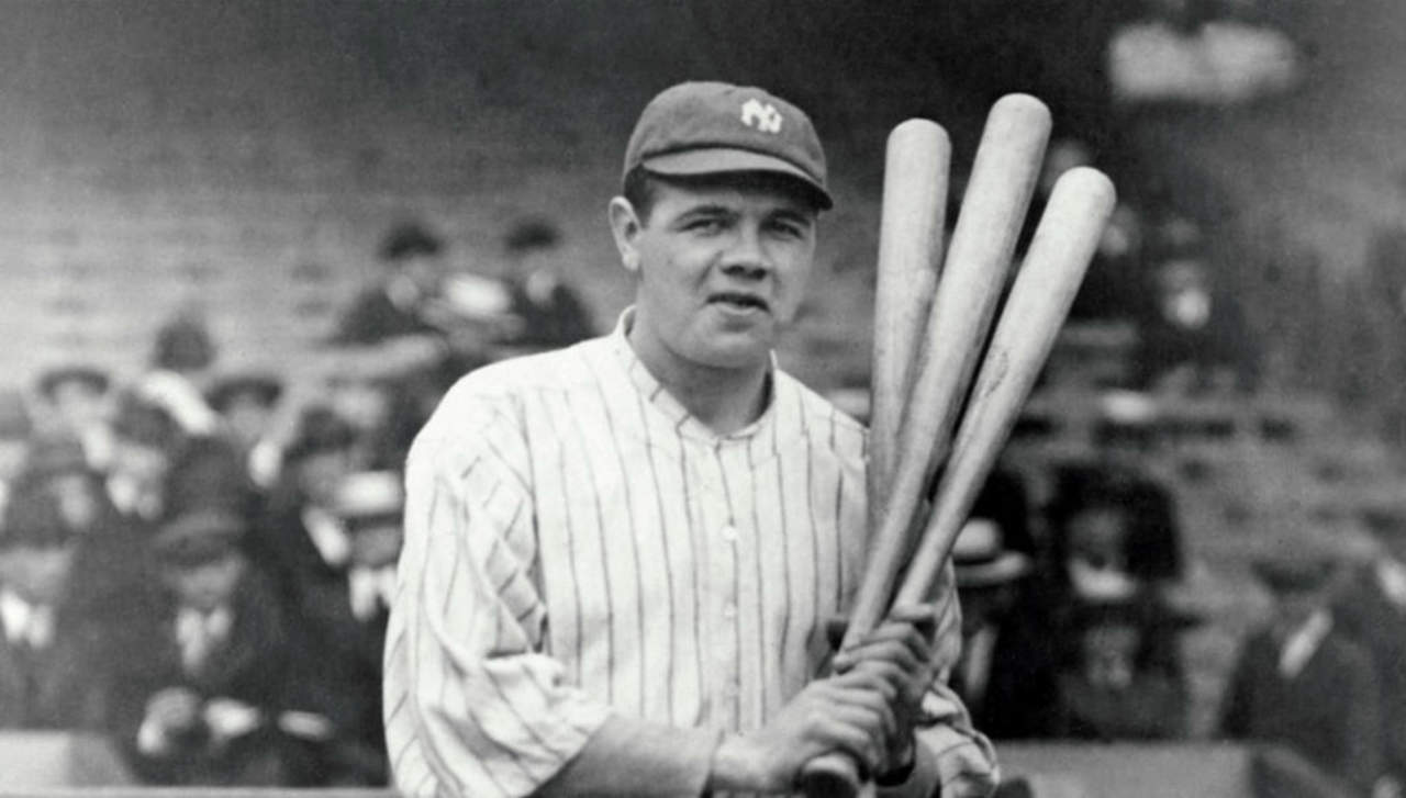 Cuando debutó con los Yankees de Nueva York en 1920, en su primera temporada hizo 54 jonrones, superando su marca con los Medias Rojas de Boston de 29. (ESPECIAL)
