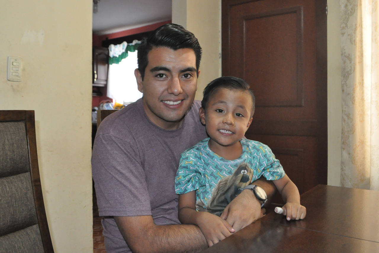 A donar. Gael Hernández tiene cinco años y desde los cuatro lucha para conservar su ojo izquierdo. (FABIOLA P. CANEDO)