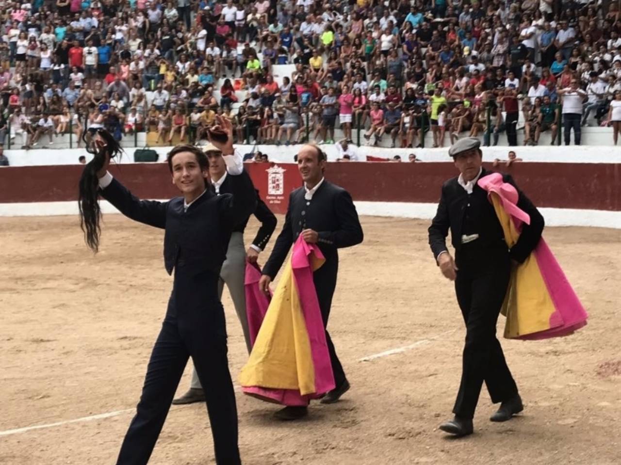 Sonriente y satisfecho, el juvenil novillero lagunero paseó sus trofeos para recibir los sonoros aplausos del público que llenó la plaza. Arturo Gilio brilla al cortar orejas y rabo