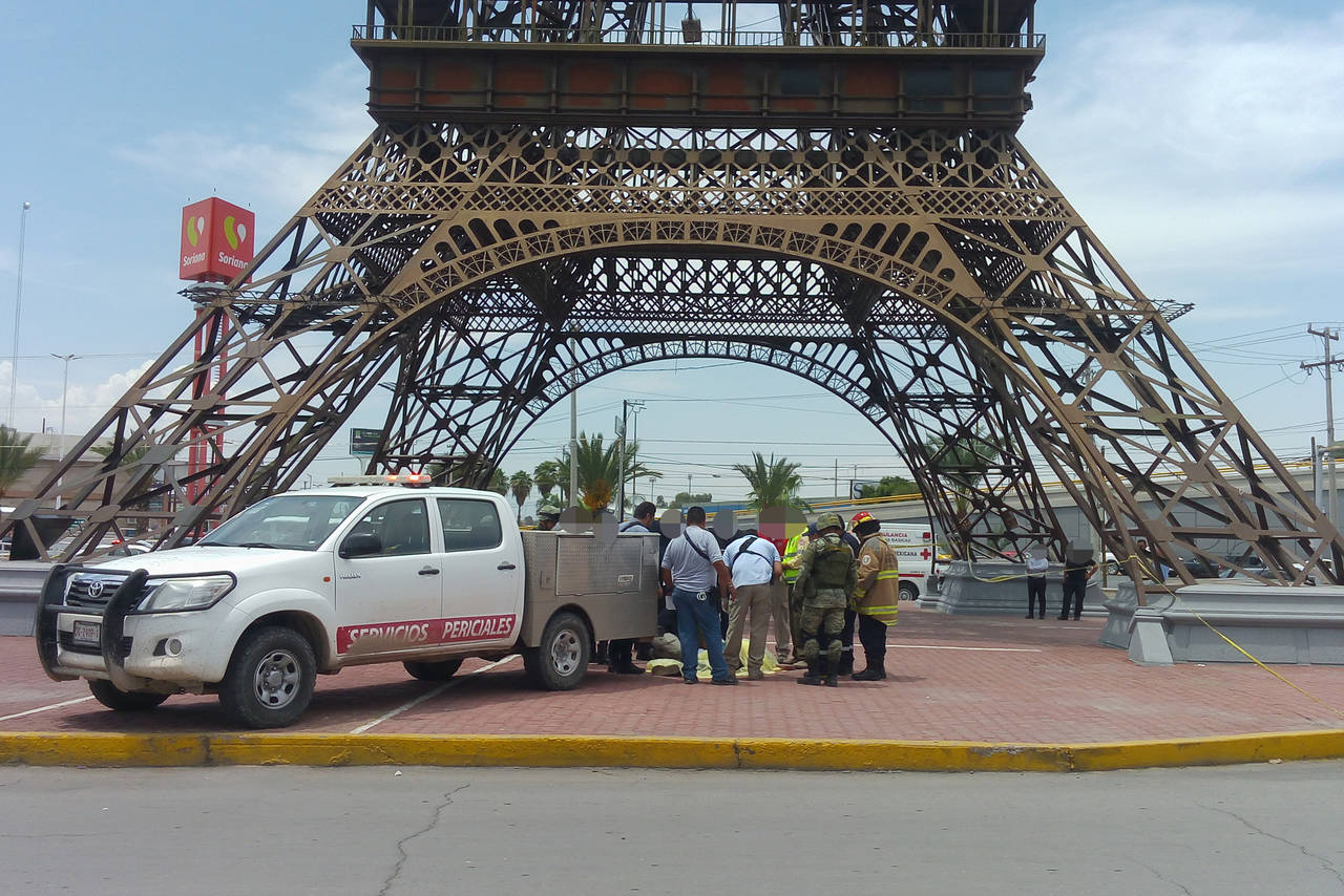 Suicida. Hombre se quita la vida lanzándose de la segunda plataforma de la réplica de la Torre Eiffel.