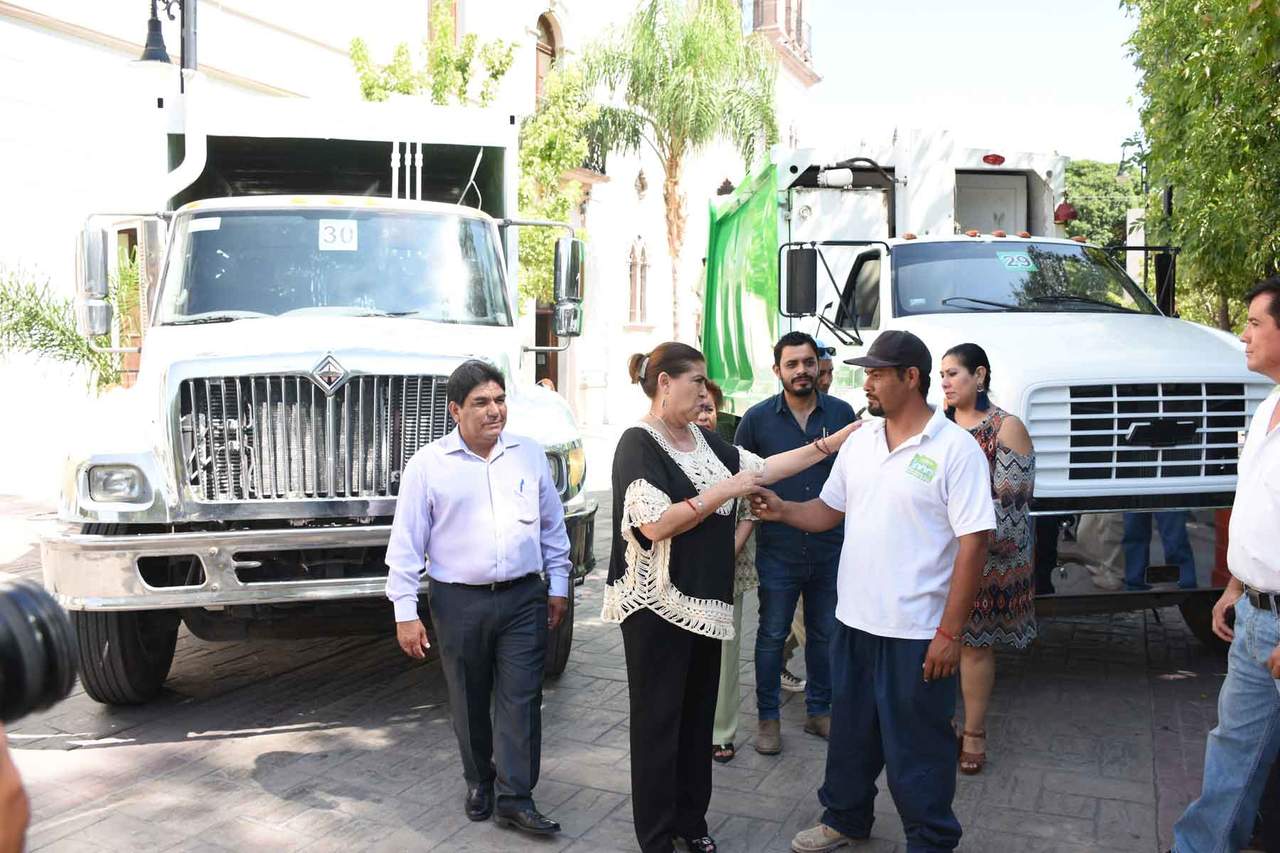 La alcaldesa hizo la entrega formal de dos camiones nuevos recolectores de basura. (EL SIGLO DE TORREÓN)