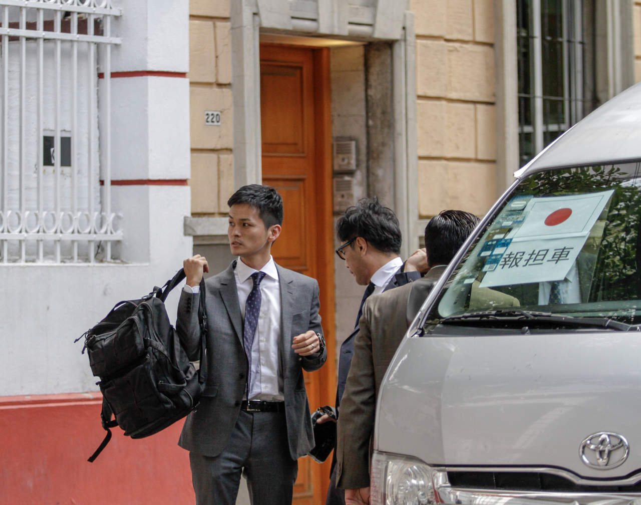 El canciller japonés bajó de su vehículo negro y saludó a los medios de comunicación, sin ofrecer declaraciones. (NOTIMEX)