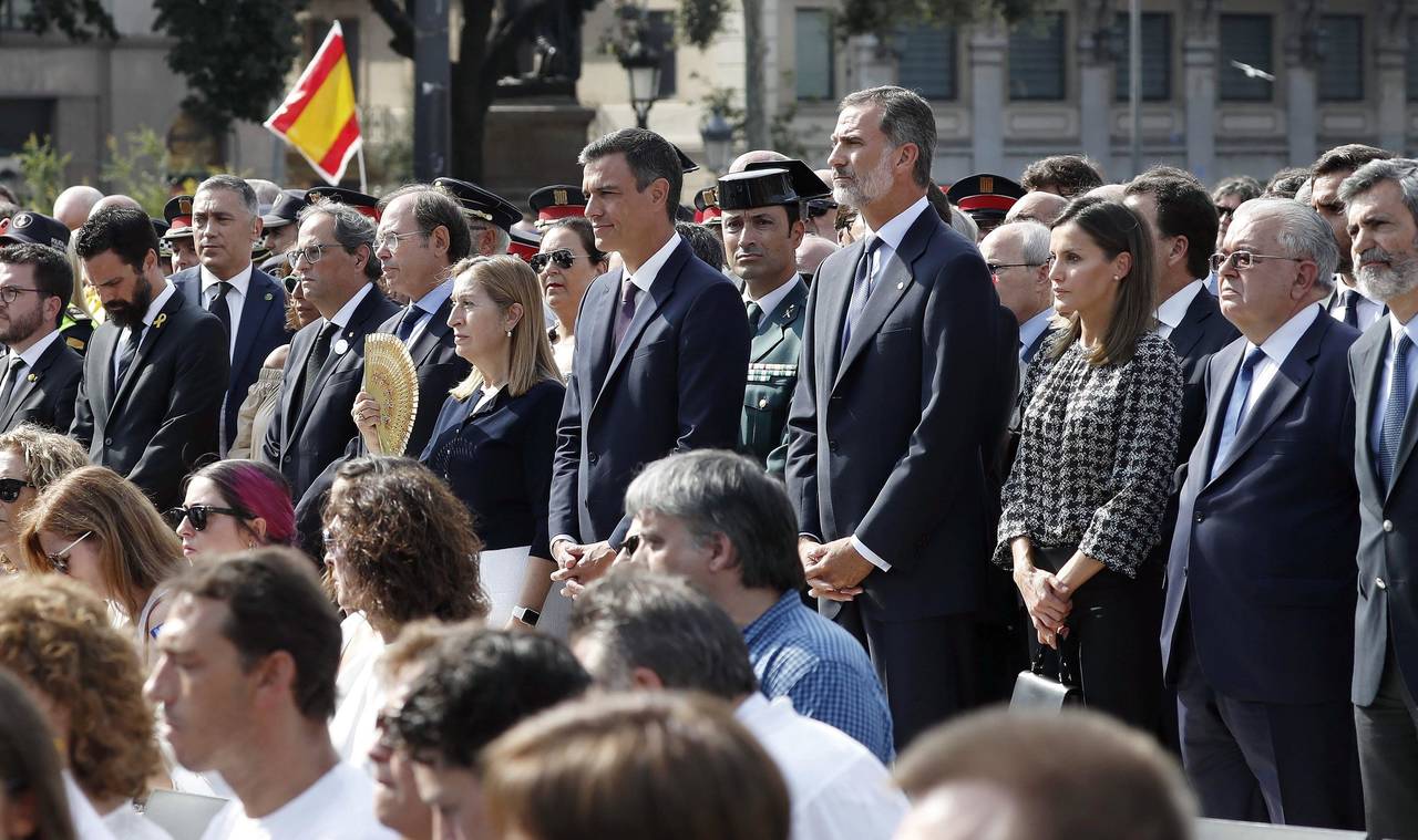 Memoria. Los Reyes de España presidieron en la plaza de Catalunya los actos de homenaje a las víctimas de los atentados del 17 de agosto, donde fueron acompañados del presidente del Gobierno, Pedro Sánchez y el presidente de la Generalitat, Quim Torra. (EFE)