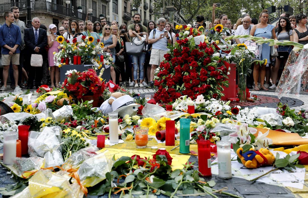 Por ellos. Grupo de personas depositaron flores en el mosaico de Miró en Las Ramblas en recuerdo de las víctimas. (EFE)