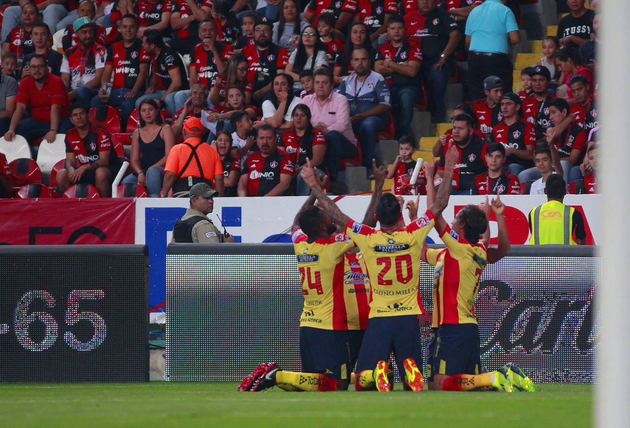 Jugadores del Morelia celebran la única anotación del partido. 