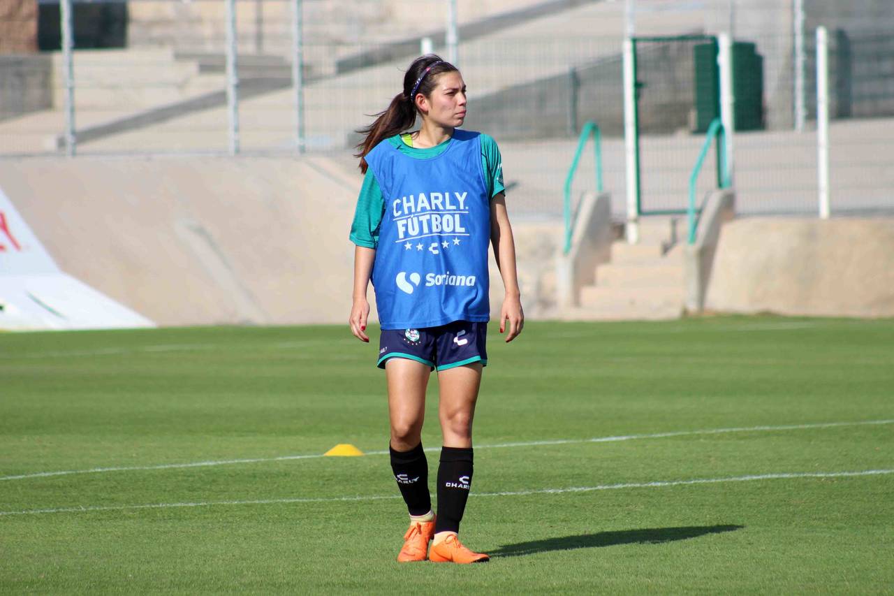La defensora María Cristina Núñez, ha visto actividad en cuatro encuentros de la Liga MX Femenil, en todos como titular. (Cortesía Santos)