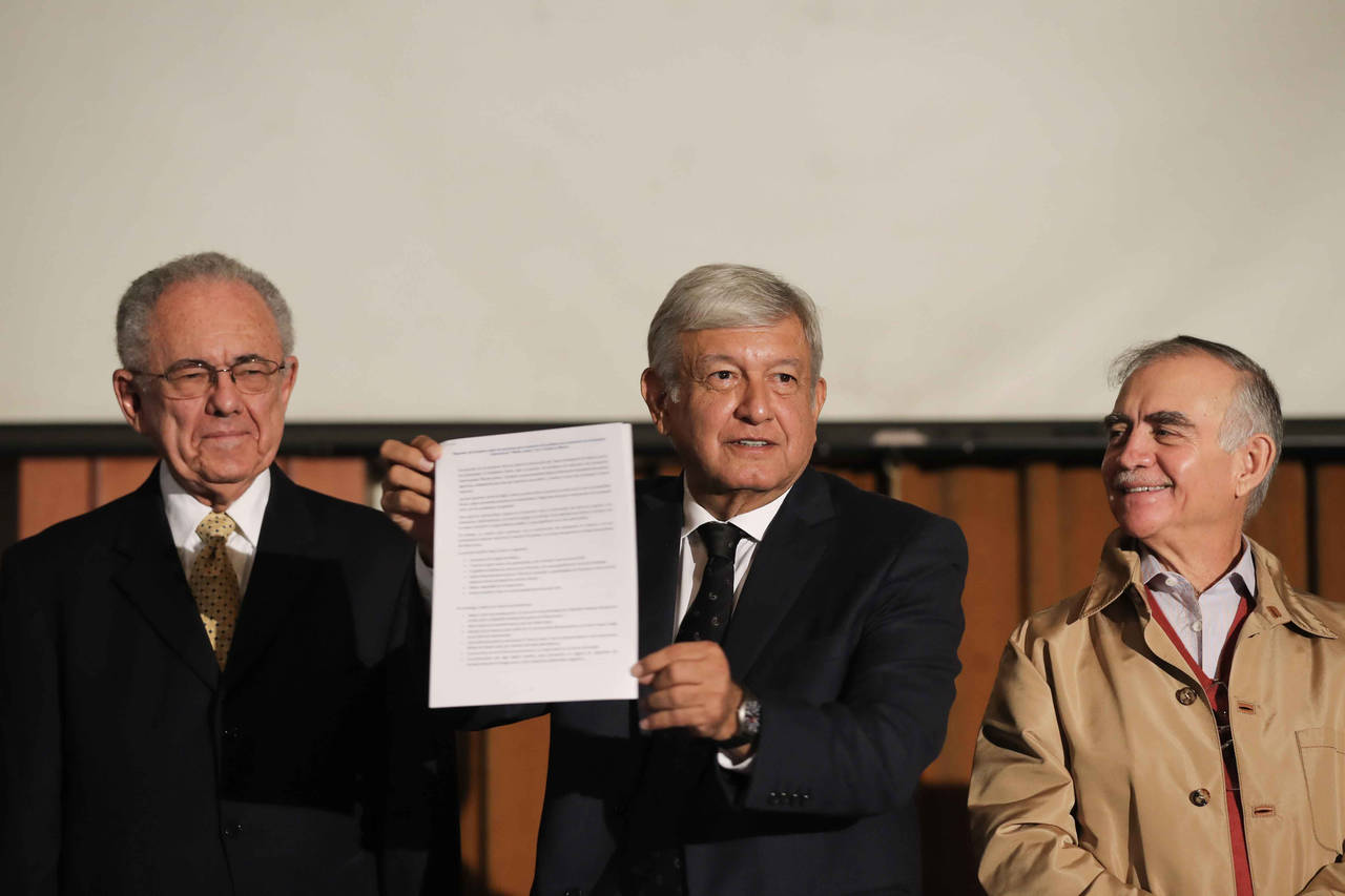 Dictamen. El presidente electo Andrés Manuel López Obrador (c) presenta el dictamen técnico del nuevo aeropuerto de la Ciudad de México junto a sus colaboradores Javier Jiménez Espriú (i) y Alfonso Romo.