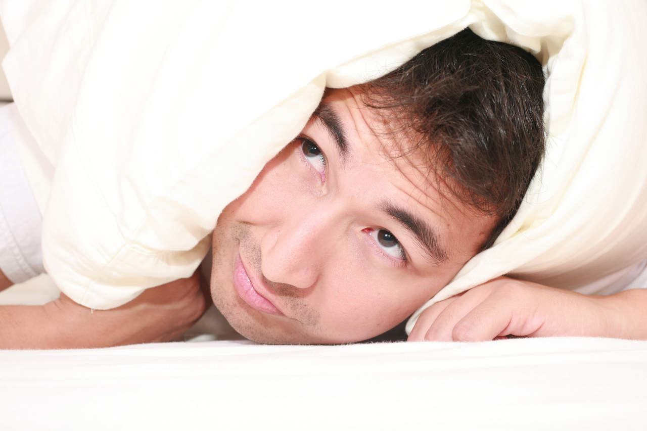 Un estudio sugiere que las personas carecen de sueño se sienten más solitarias e inclinadas a mantener mayor distancia física de los demás. (ARCHIVO)