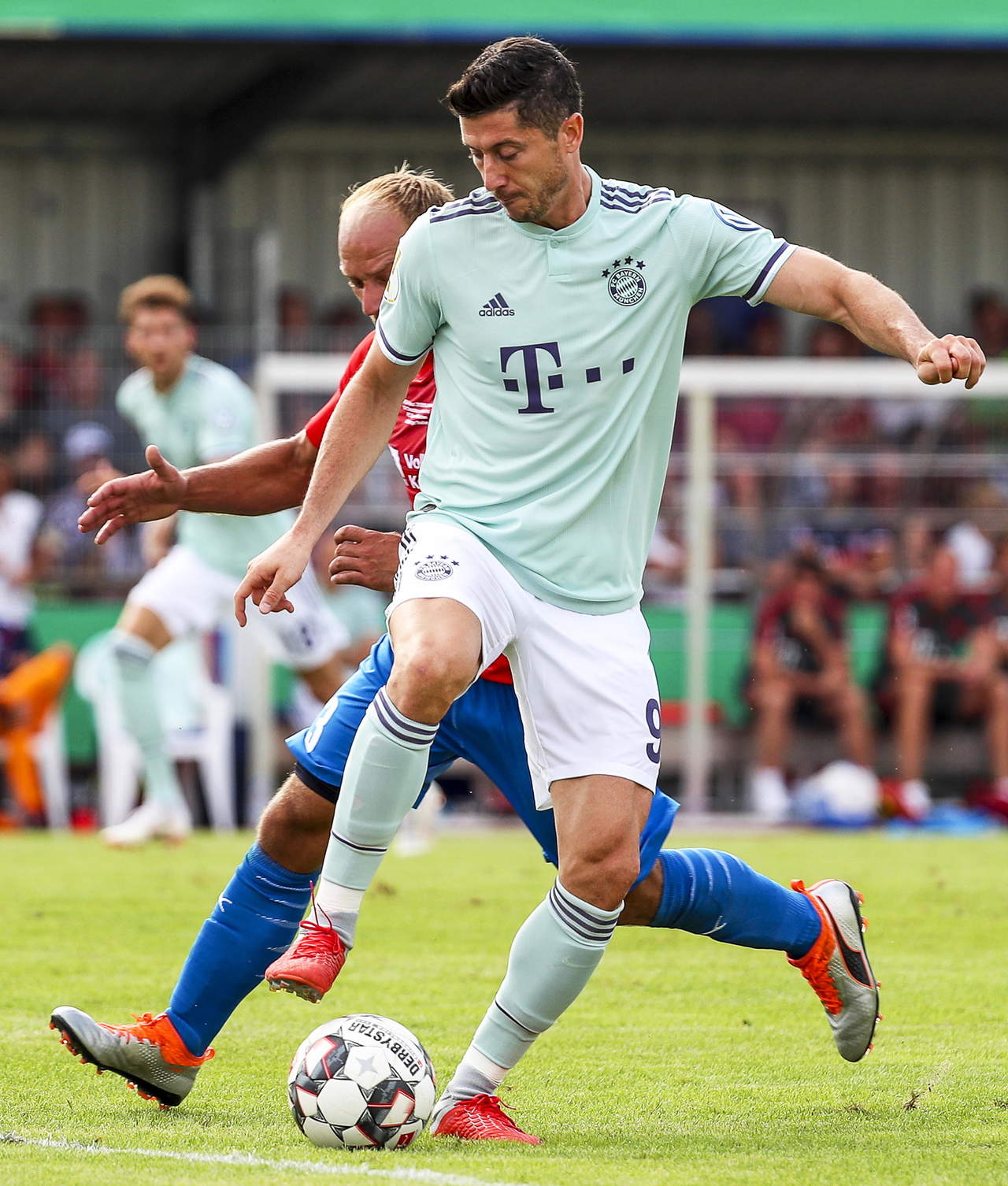 SV Drochtersen/Assel, un equipo de una localidad de apenas 11,000 habitantes en el norte de Alemania, desquició al gigante del fútbol alemán. Pero el gol de Lewandowski a los 81 minutos aseguró la victoria 1-0 para los campeones de la Bundesliga. (EFE)