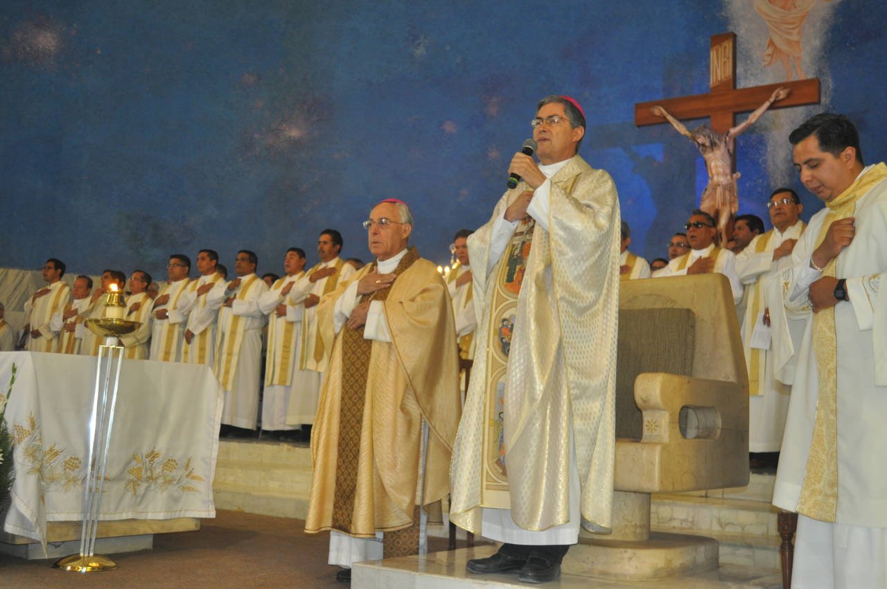 Cambios. Obispo, Luis Martín Barraza Beltrán, oficiando una misa.