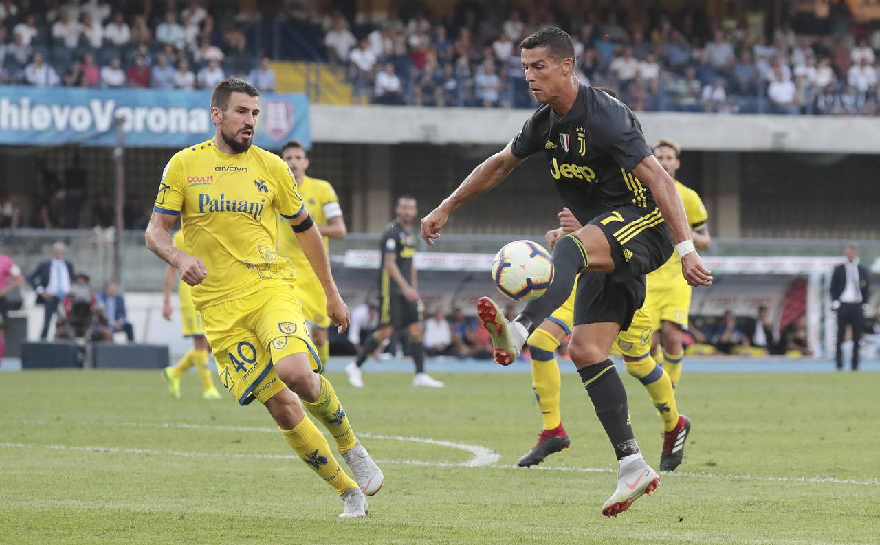 El portugués Cristiano Ronaldo debutó en la Serie A con la Juventus y jugó todo el partido. (EFE)